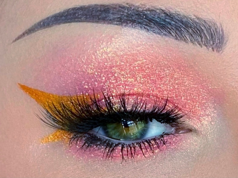 
            
                Load image into Gallery viewer, Glitter Eye Primer
            
        